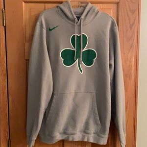 ☘️ Boston Celtics sweatshirt.